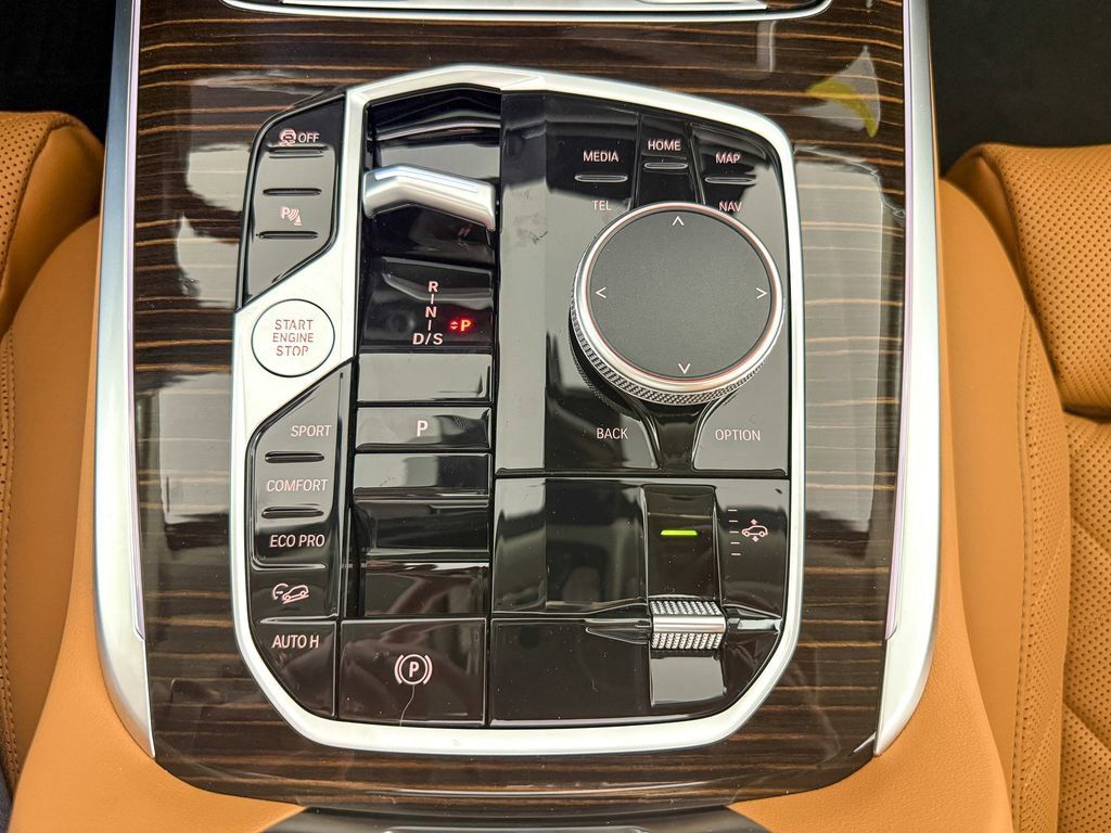 Thumbnail: 2026 BMW X7 - 14