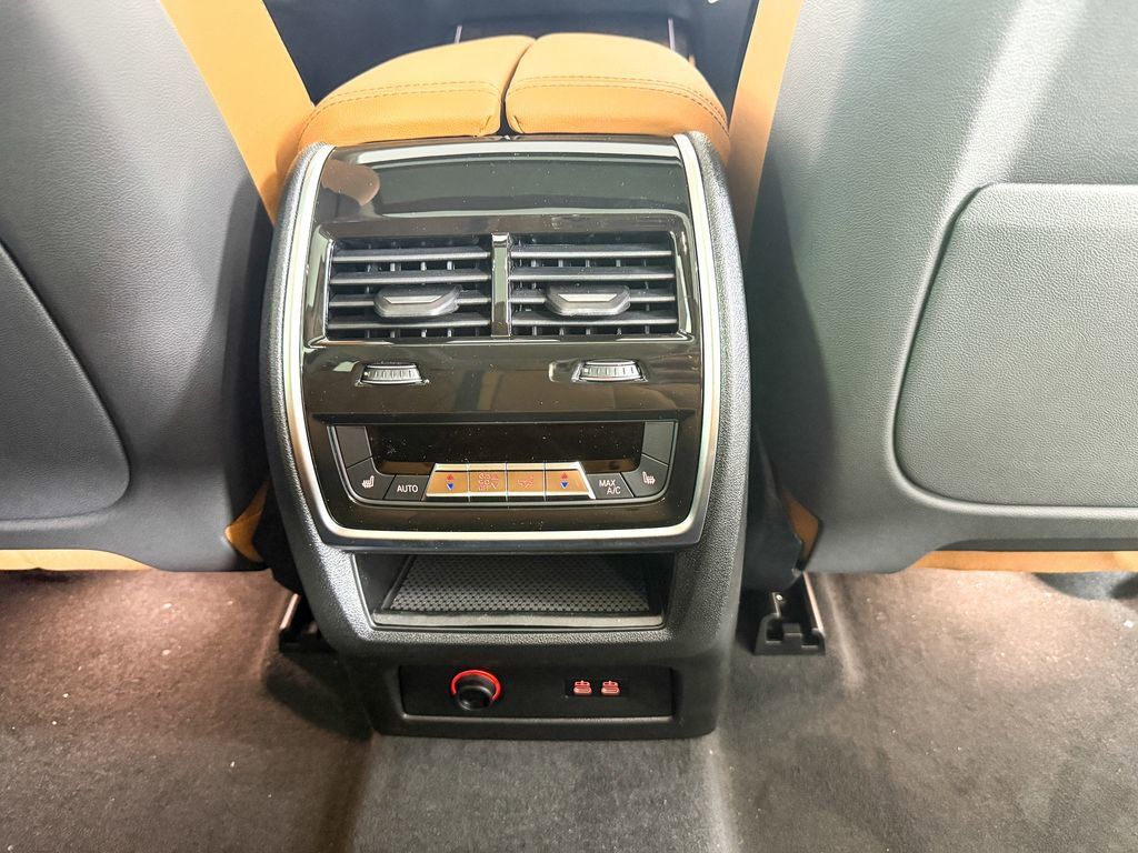 Thumbnail: 2026 BMW X7 - 32