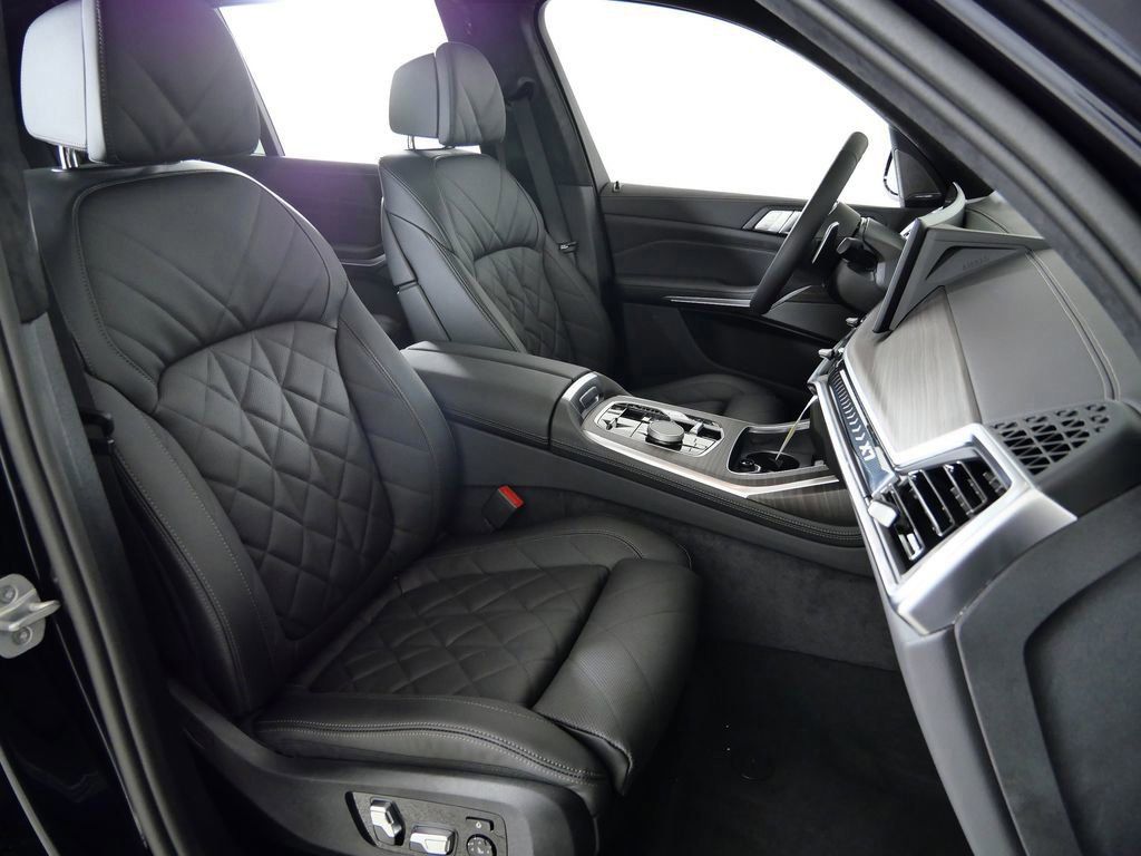 Thumbnail: 2026 BMW X7 - 10