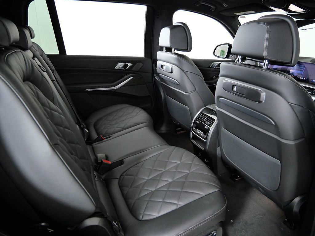 Thumbnail: 2026 BMW X7 - 11