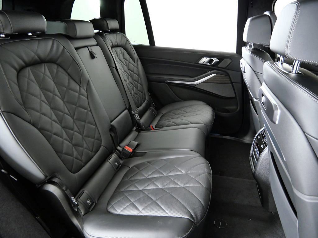 Thumbnail: 2026 BMW X7 - 33