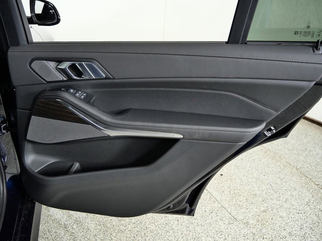 Thumbnail: 2026 BMW X7 - 32
