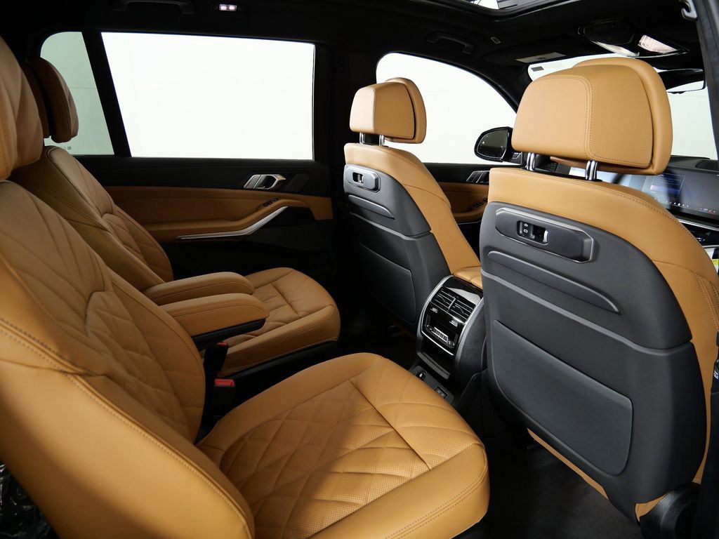 Thumbnail: 2026 BMW X7 - 12