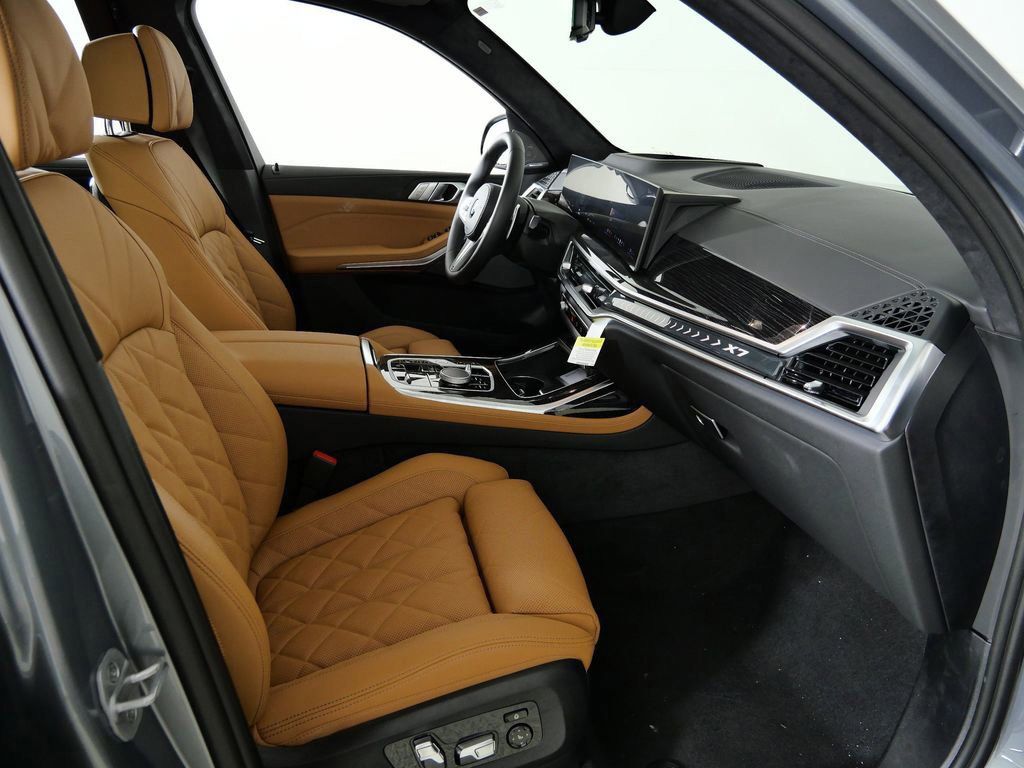 Thumbnail: 2026 BMW X7 - 10