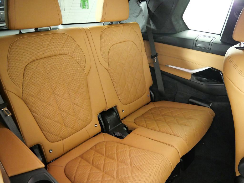 Thumbnail: 2026 BMW X7 - 32