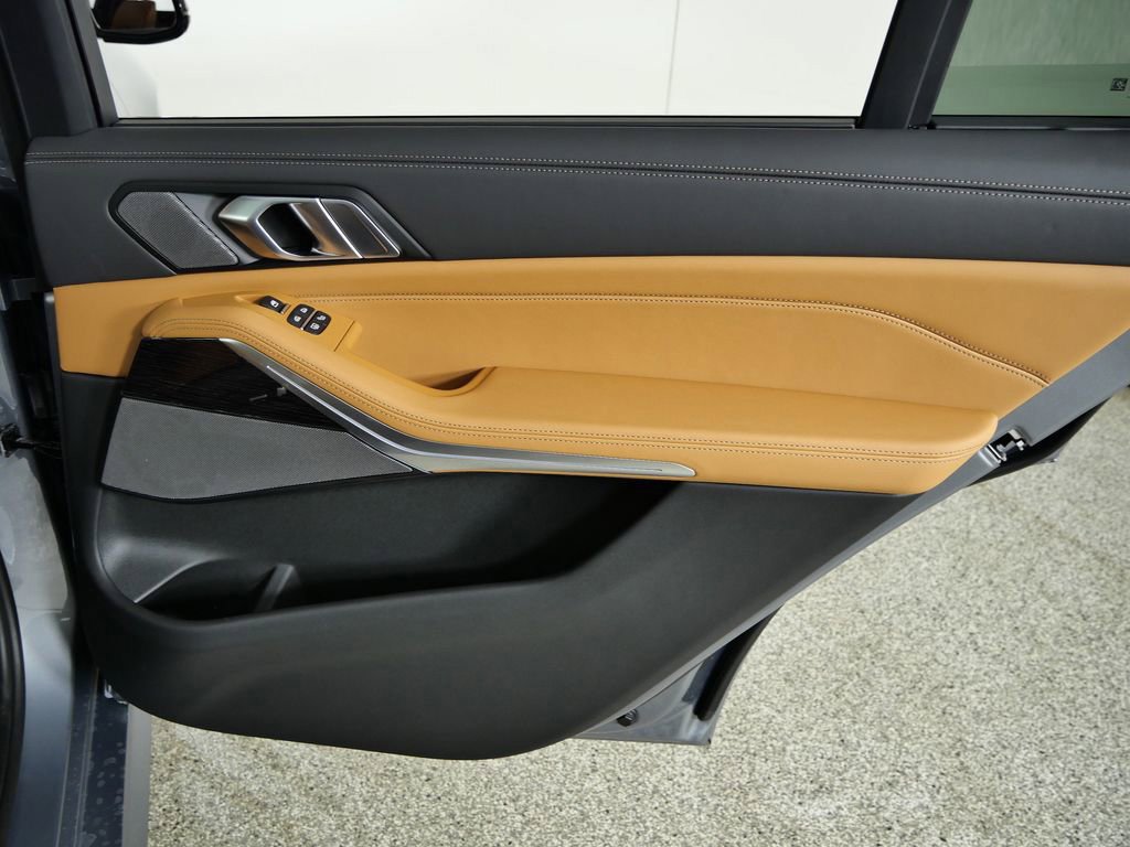 Thumbnail: 2026 BMW X7 - 32