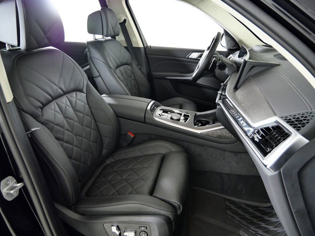 Thumbnail: 2026 BMW X7 - 10