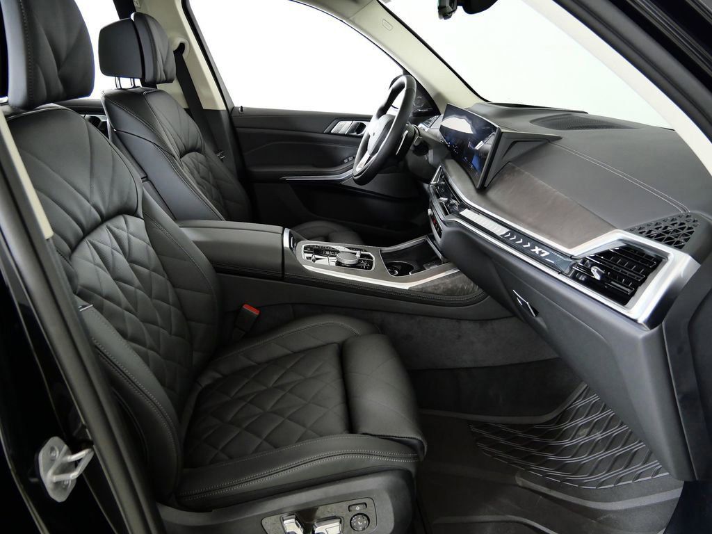 Thumbnail: 2026 BMW X7 - 9