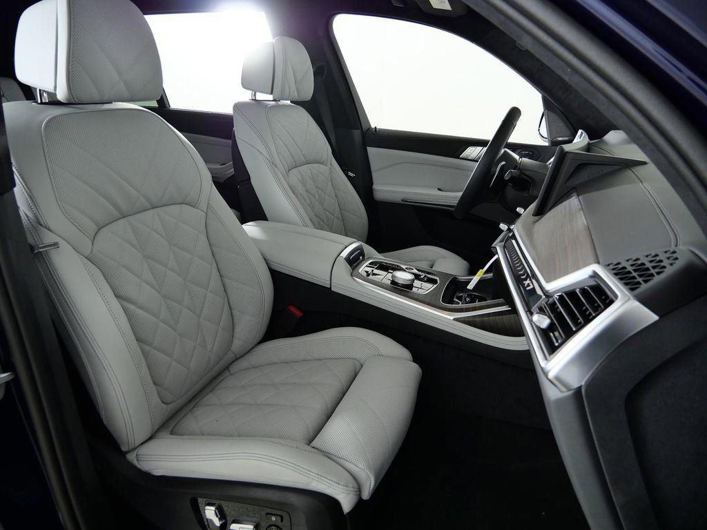 Thumbnail: 2026 BMW X7 - 10