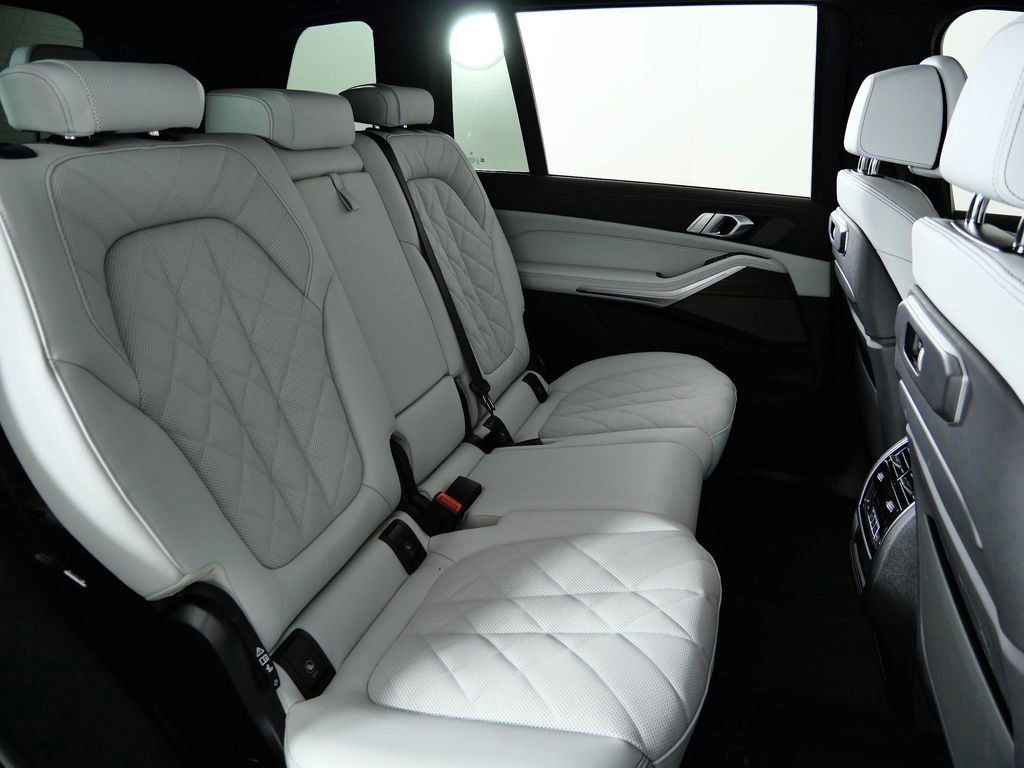 Thumbnail: 2026 BMW X7 - 31