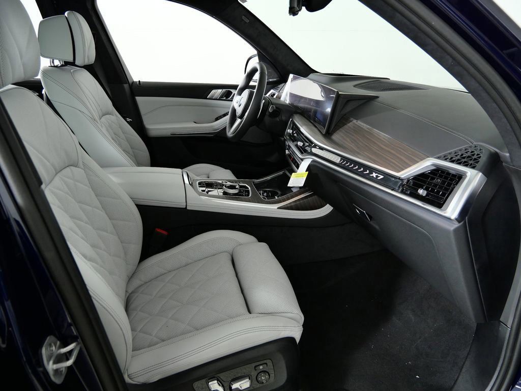 Thumbnail: 2026 BMW X7 - 9