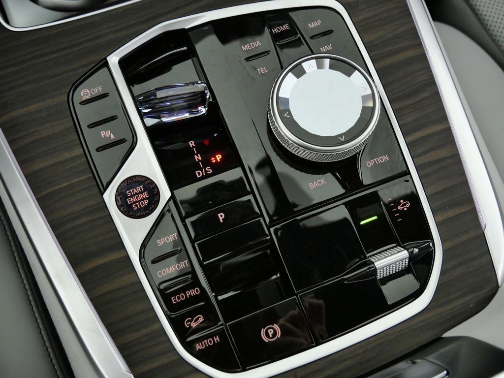 Thumbnail: 2026 BMW X7 - 13