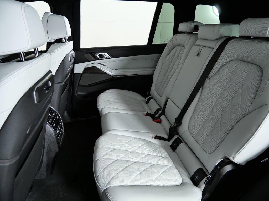 Thumbnail: 2026 BMW X7 - 38