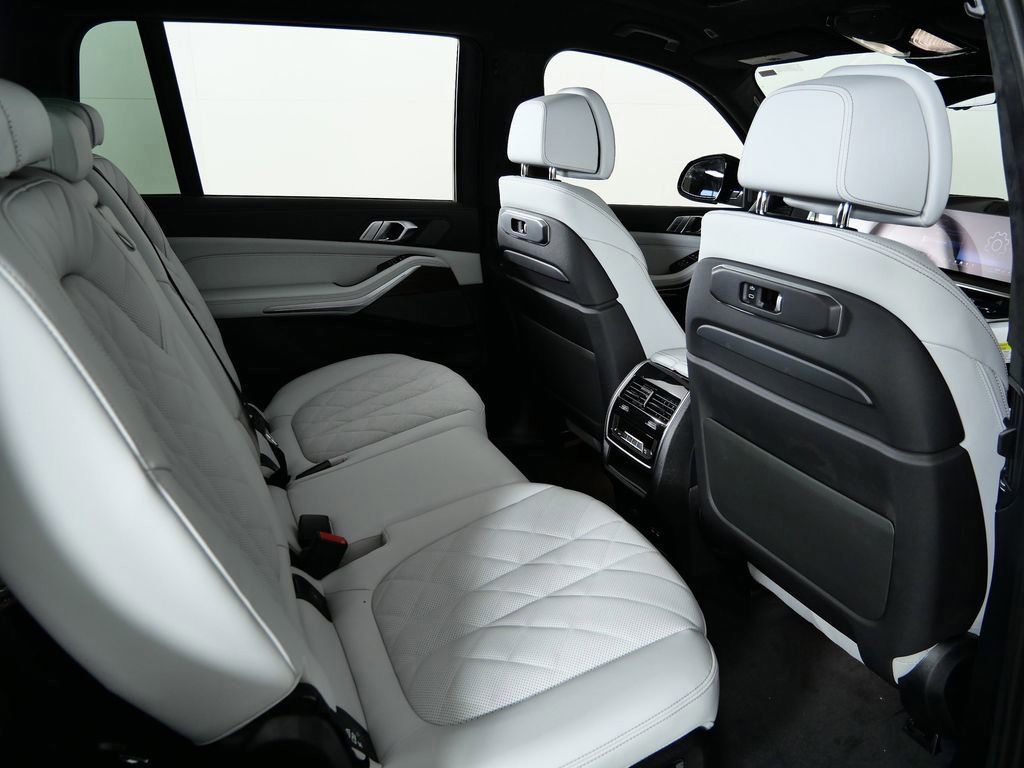 Thumbnail: 2026 BMW X7 - 11