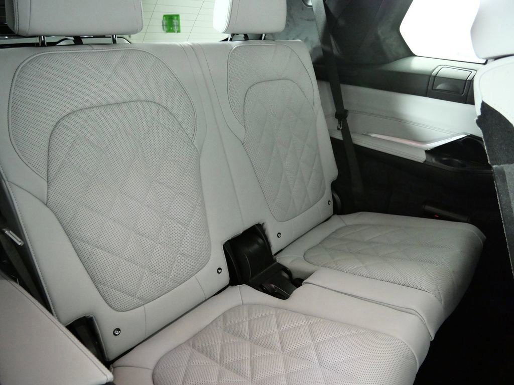 Thumbnail: 2026 BMW X7 - 32