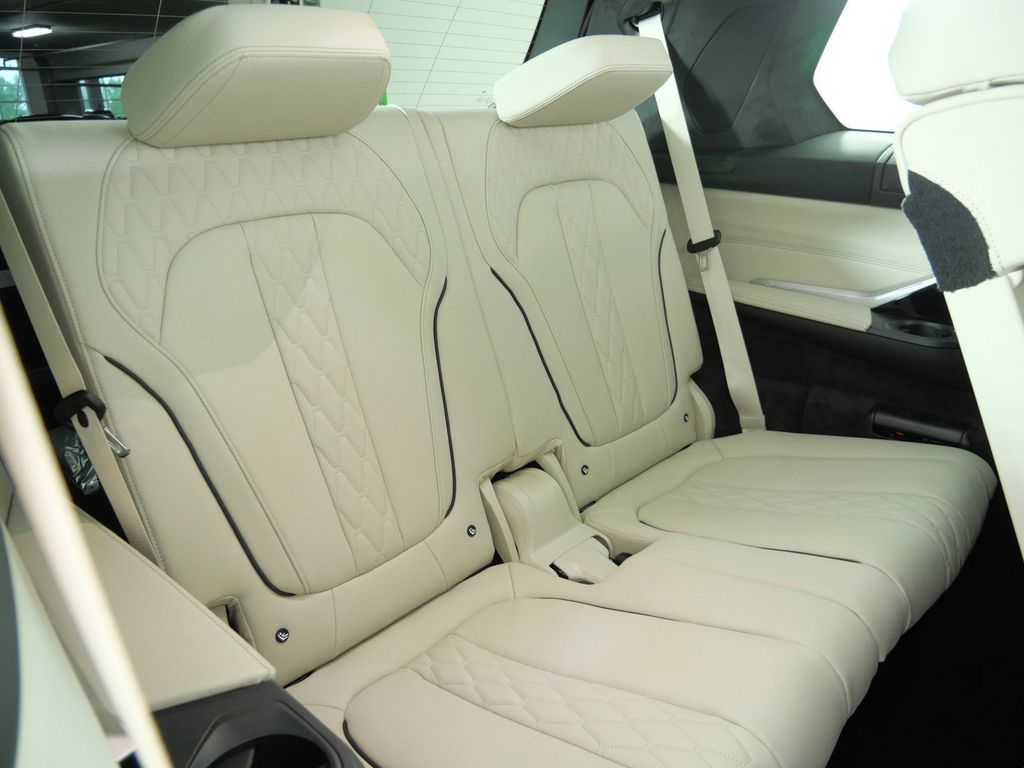 Thumbnail: 2027 BMW X7 - 34