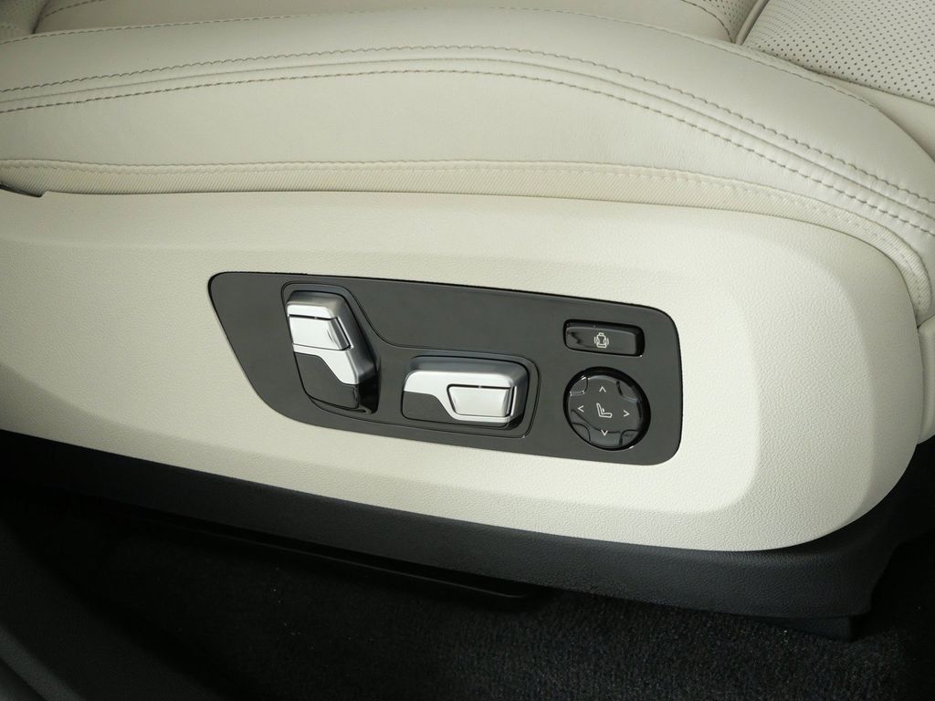 Thumbnail: 2027 BMW X7 - 30