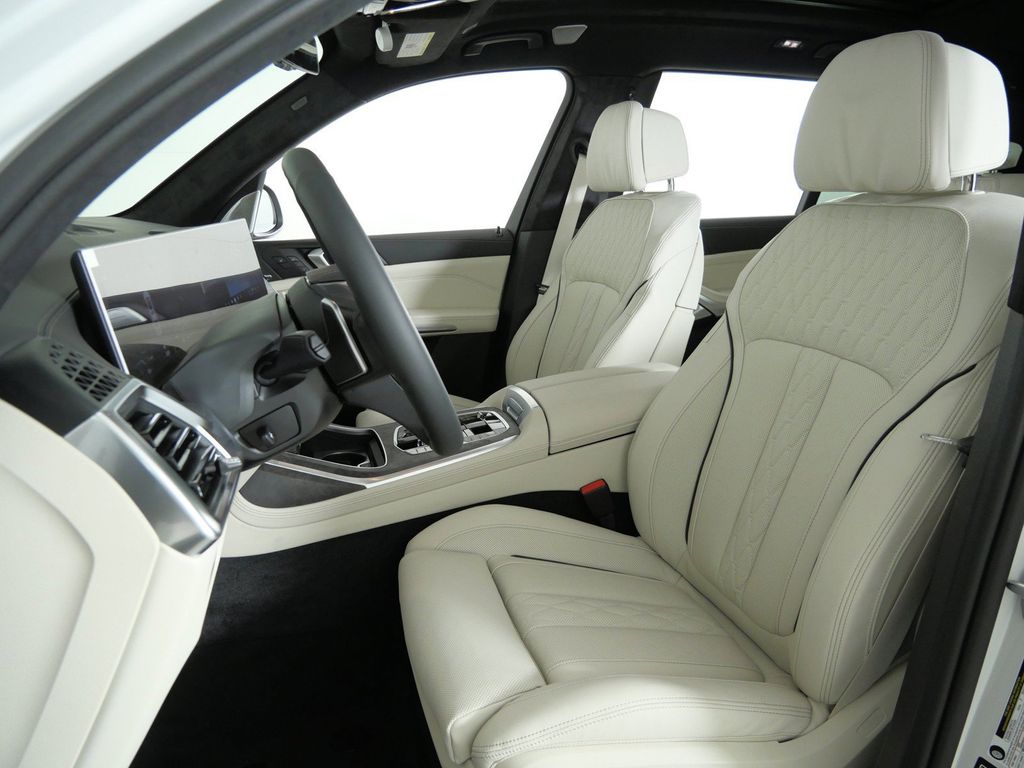 Thumbnail: 2027 BMW X7 - 43