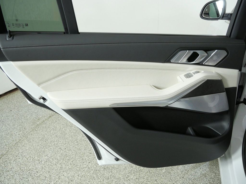 Thumbnail: 2027 BMW X7 - 38