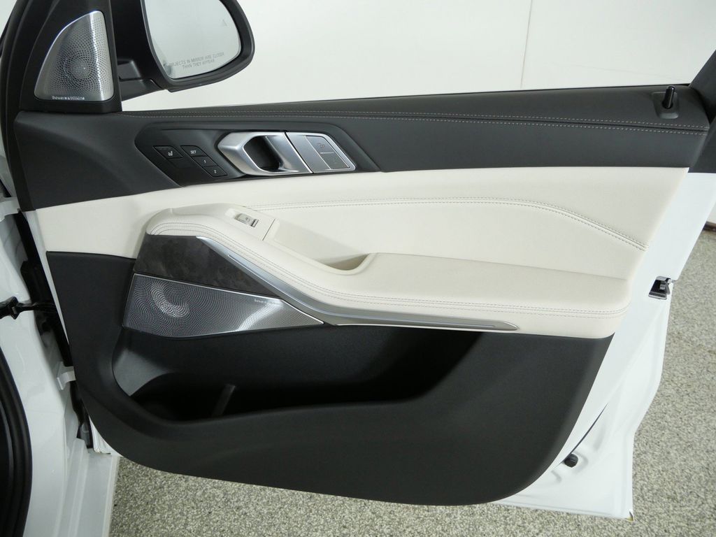 Thumbnail: 2027 BMW X7 - 29