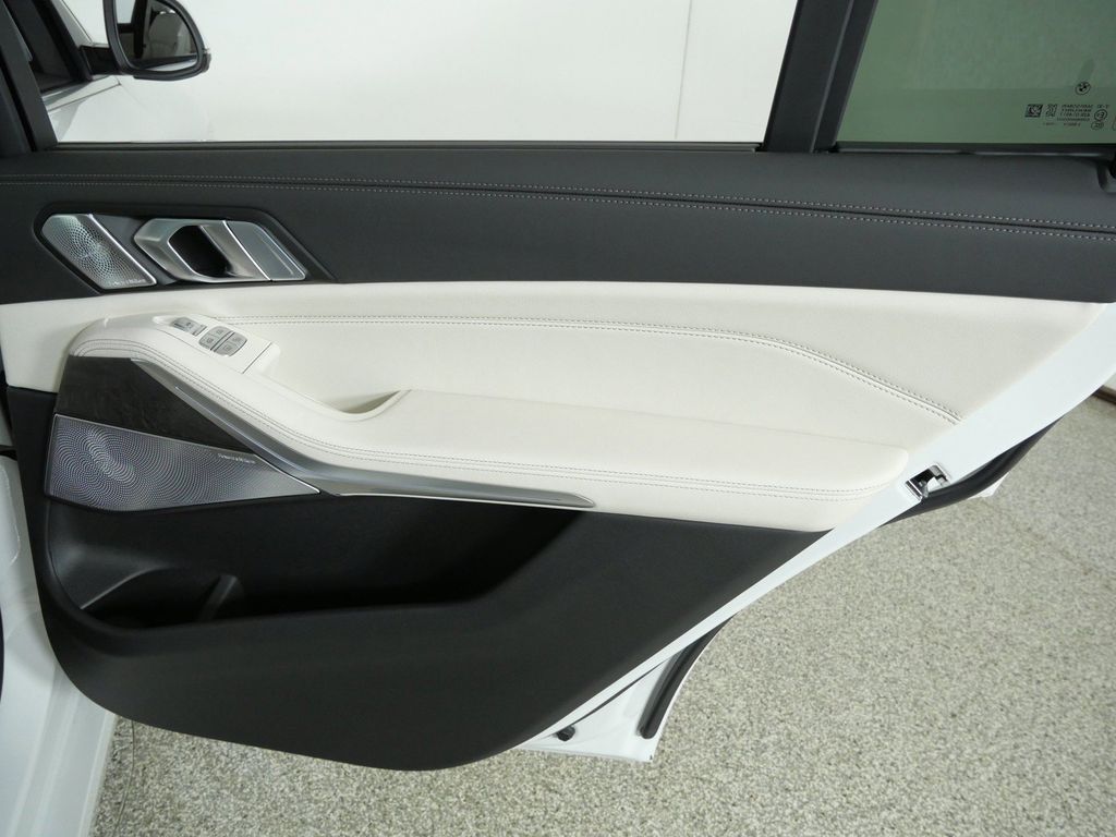 Thumbnail: 2027 BMW X7 - 32