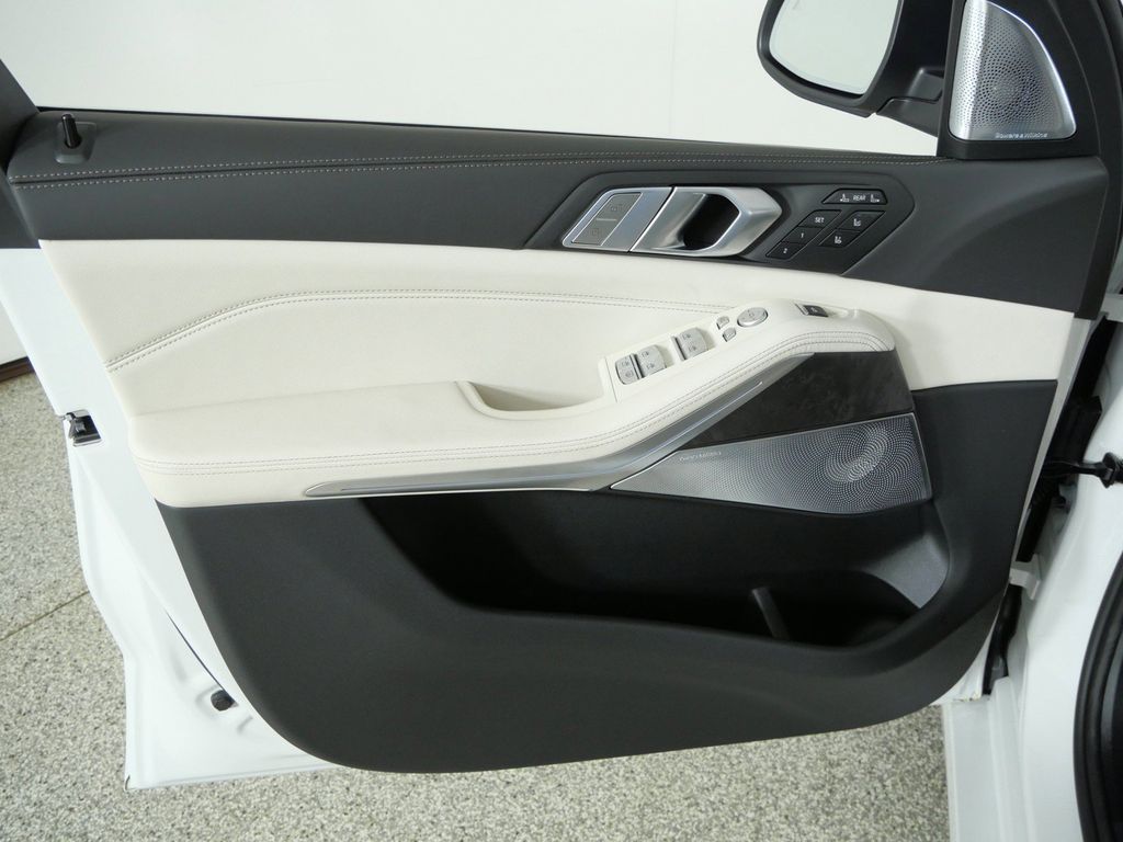 Thumbnail: 2027 BMW X7 - 41
