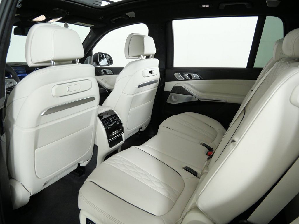 Thumbnail: 2027 BMW X7 - 39