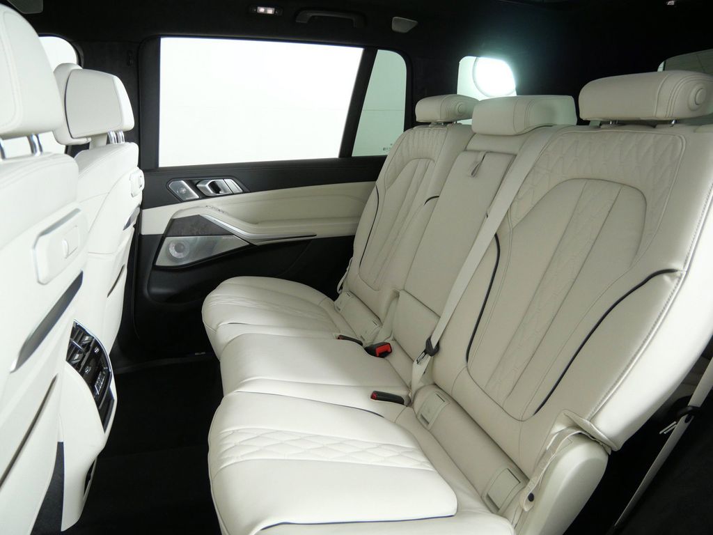 Thumbnail: 2027 BMW X7 - 40