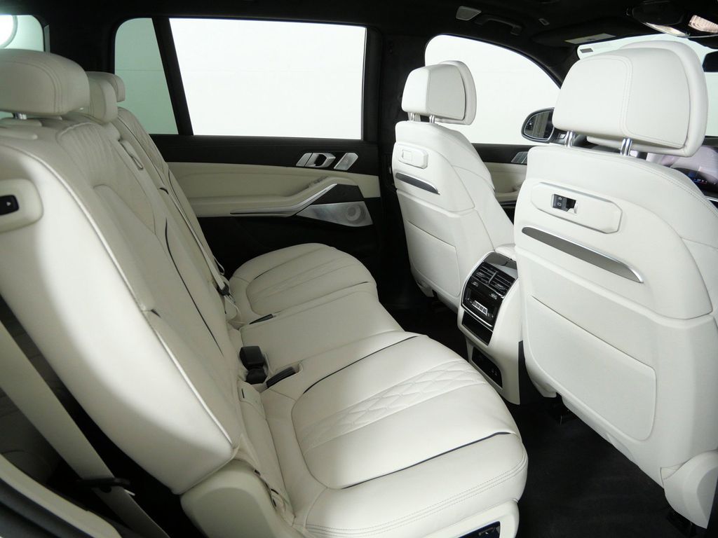 Thumbnail: 2027 BMW X7 - 11