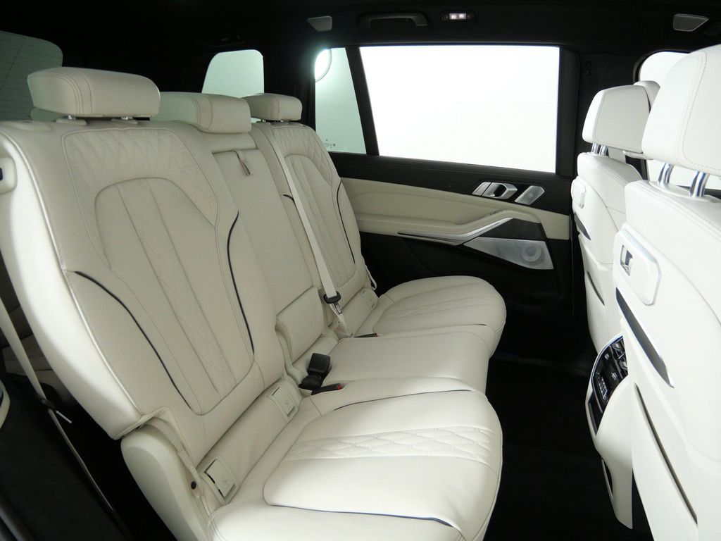 Thumbnail: 2027 BMW X7 - 33