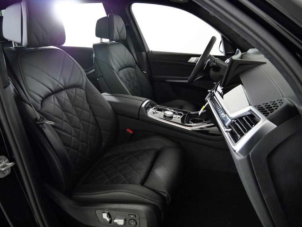 Thumbnail: 2026 BMW X7 - 10