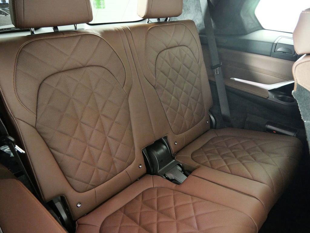 Thumbnail: 2026 BMW X7 - 33