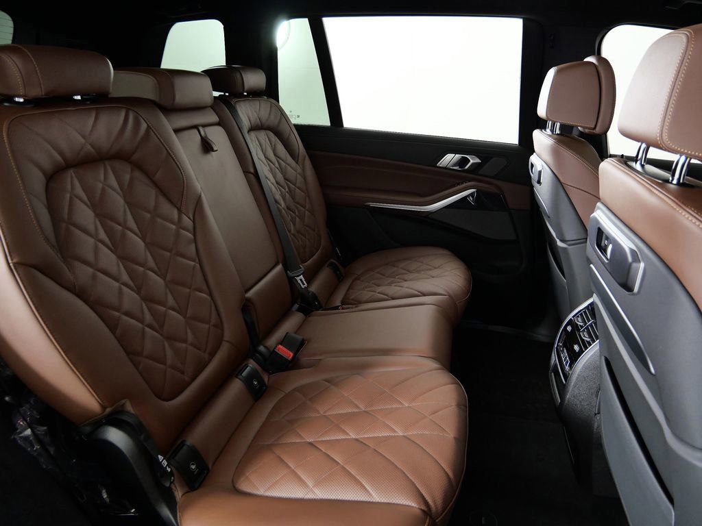 Thumbnail: 2026 BMW X7 - 32