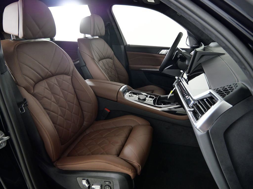 Thumbnail: 2026 BMW X7 - 11