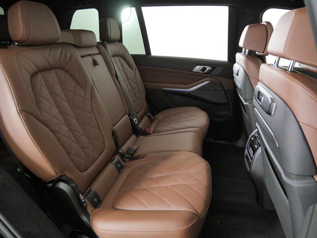 Thumbnail: 2026 BMW X7 - 33