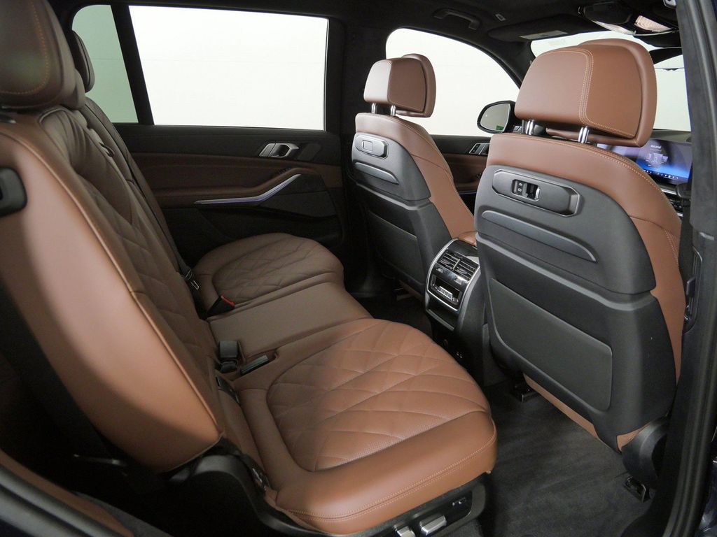 Thumbnail: 2026 BMW X7 - 11