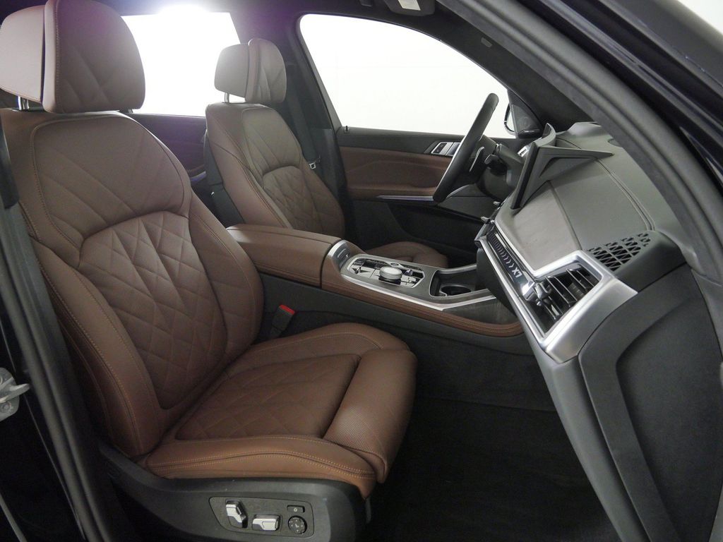 Thumbnail: 2026 BMW X7 - 10