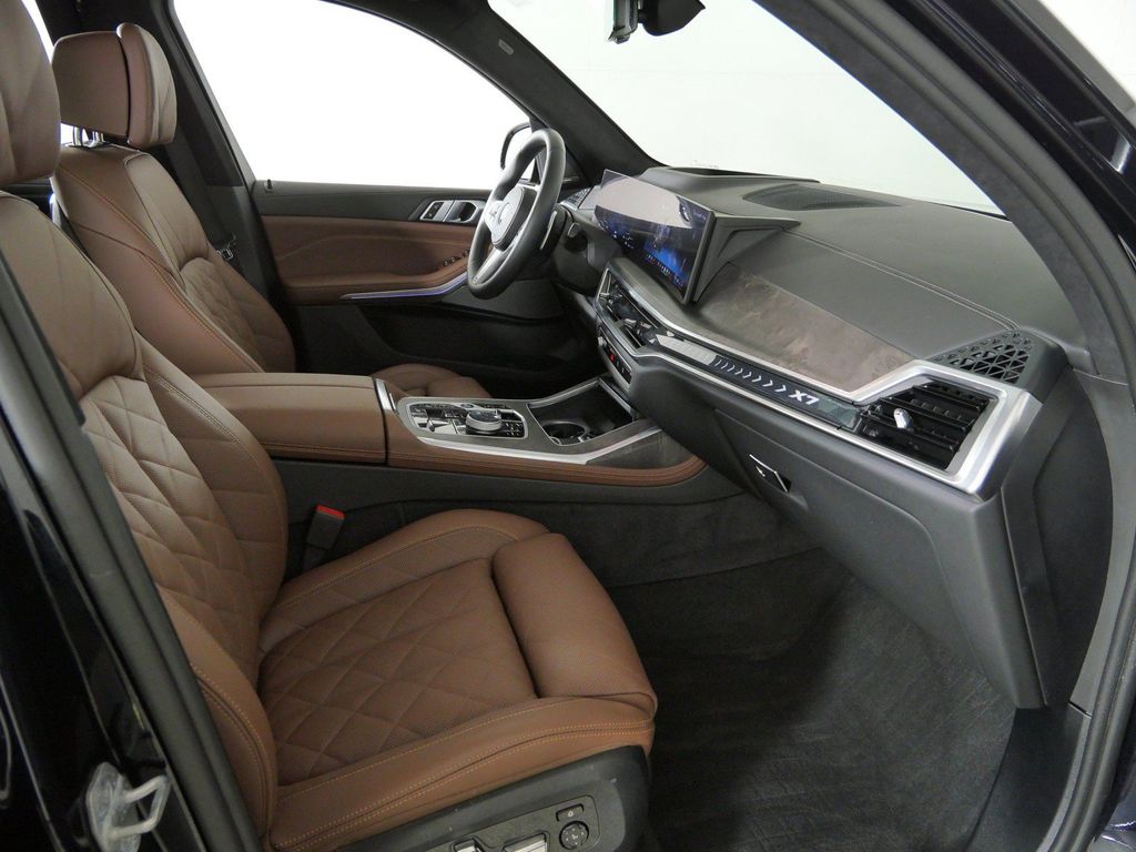 Thumbnail: 2026 BMW X7 - 9