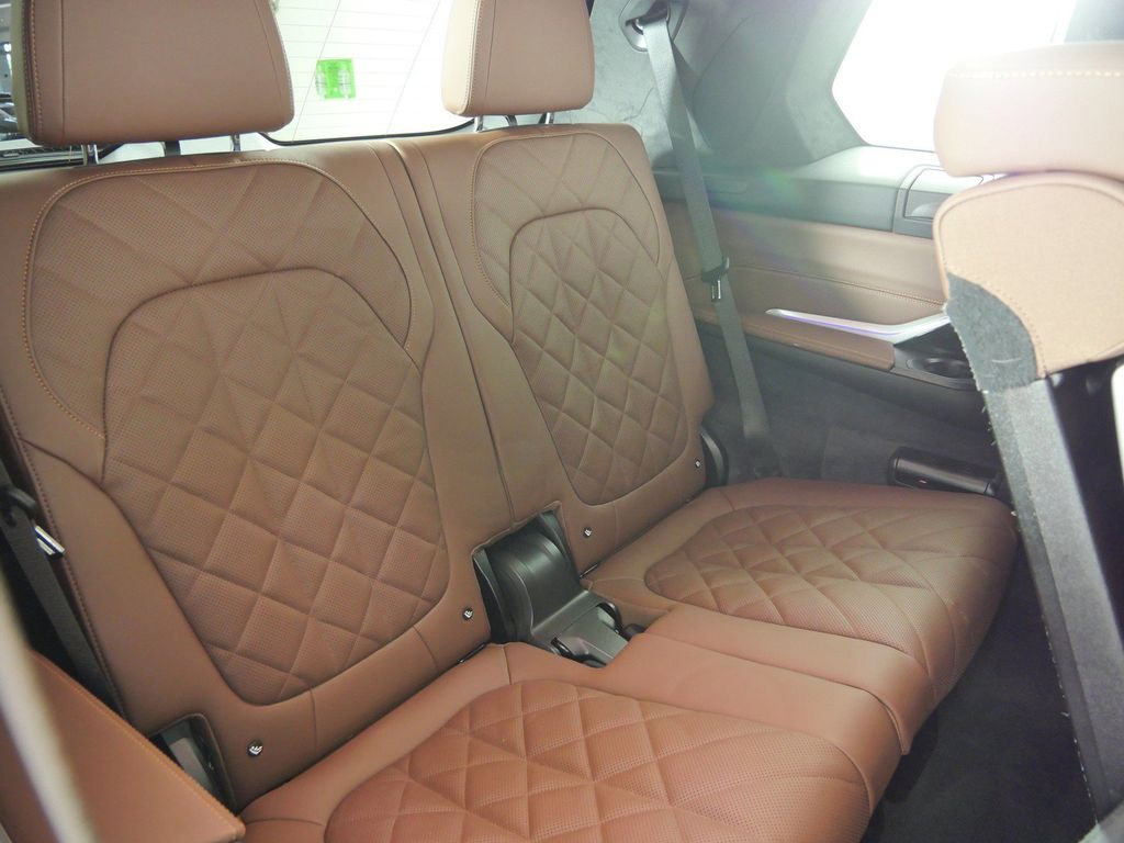 Thumbnail: 2026 BMW X7 - 34