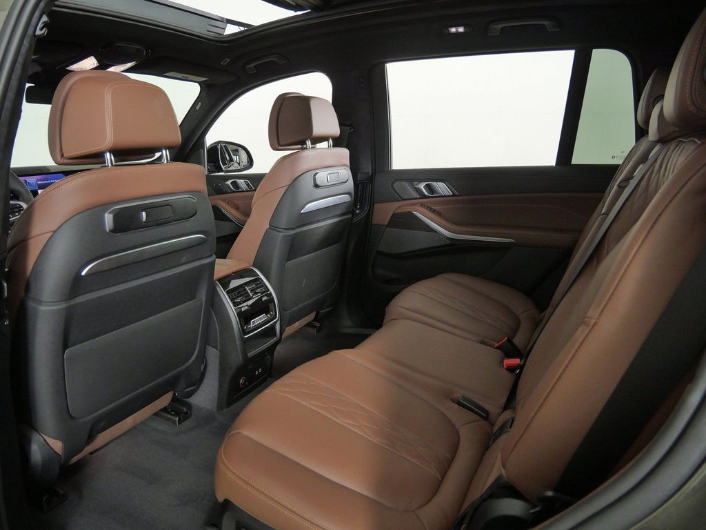 Thumbnail: 2026 BMW X7 - 40