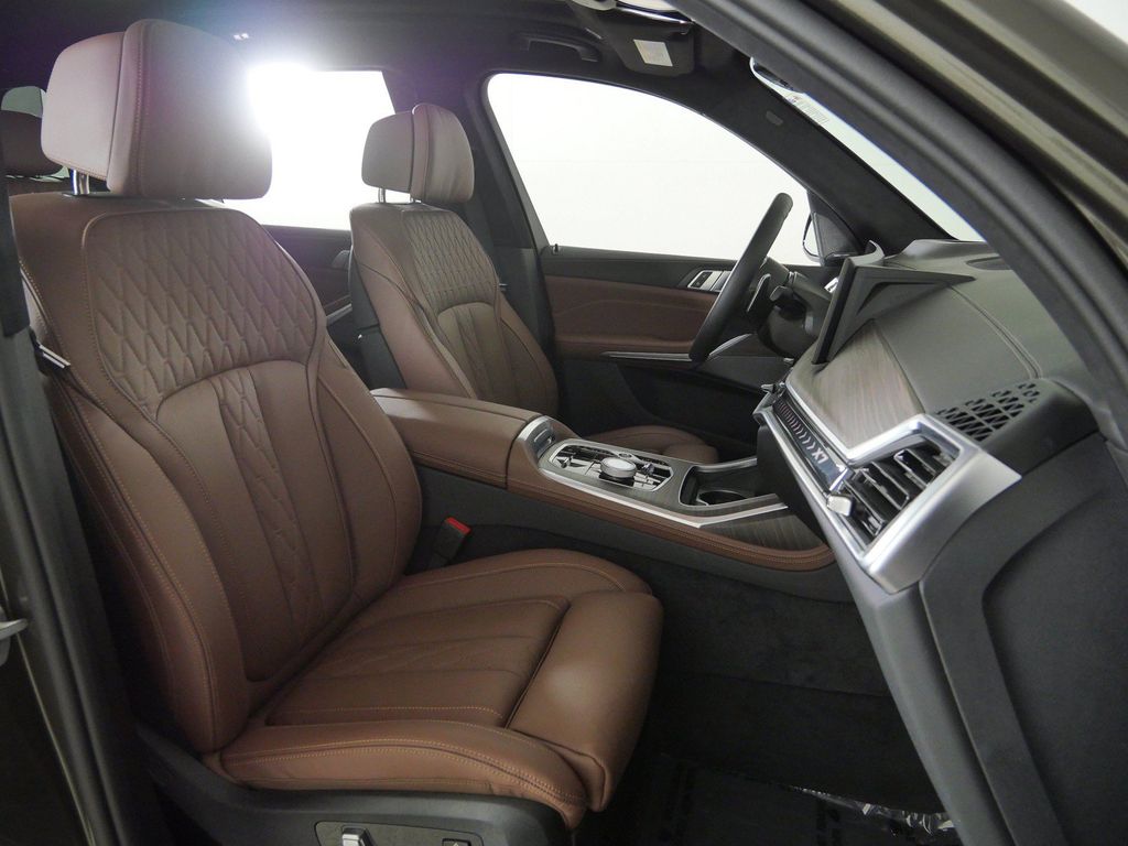 Thumbnail: 2026 BMW X7 - 10