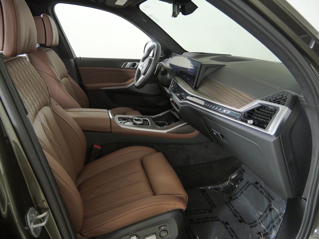 Thumbnail: 2026 BMW X7 - 9