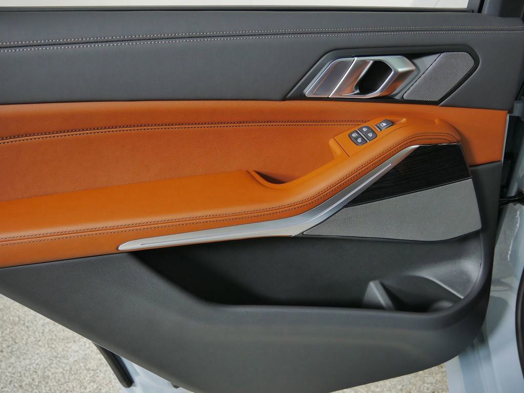 Thumbnail: 2026 BMW X7 - 32