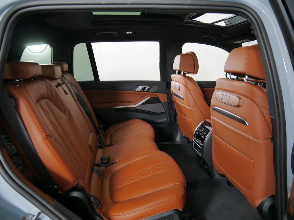 Thumbnail: 2026 BMW X7 - 11