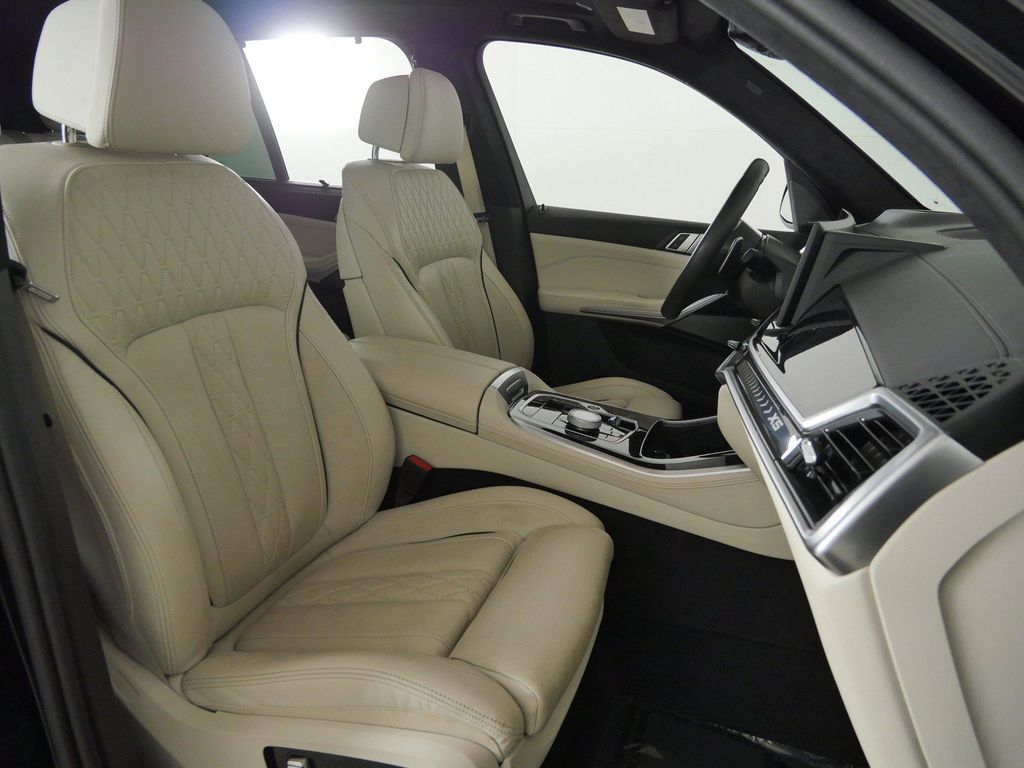 Thumbnail: 2025 BMW X5 - 10