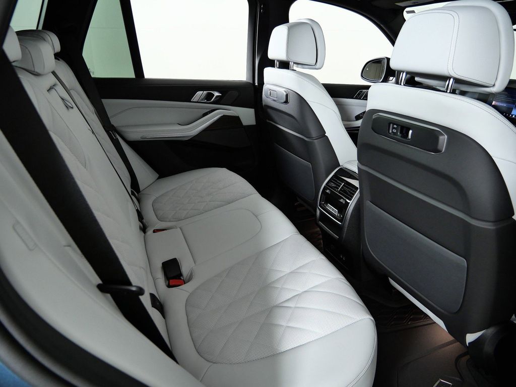 Thumbnail: 2026 BMW X5 - 11