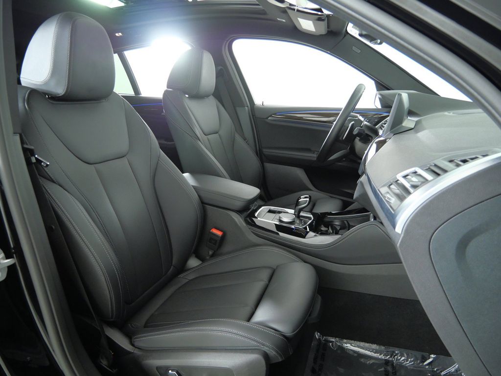 Thumbnail: 2025 BMW X4 - 10