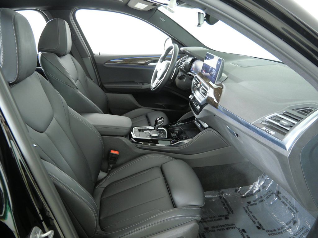 Thumbnail: 2025 BMW X4 - 9