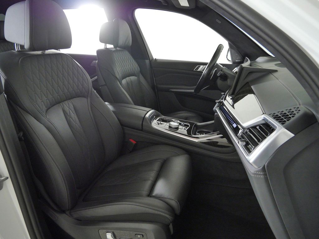 Thumbnail: 2024 BMW X7 - 10