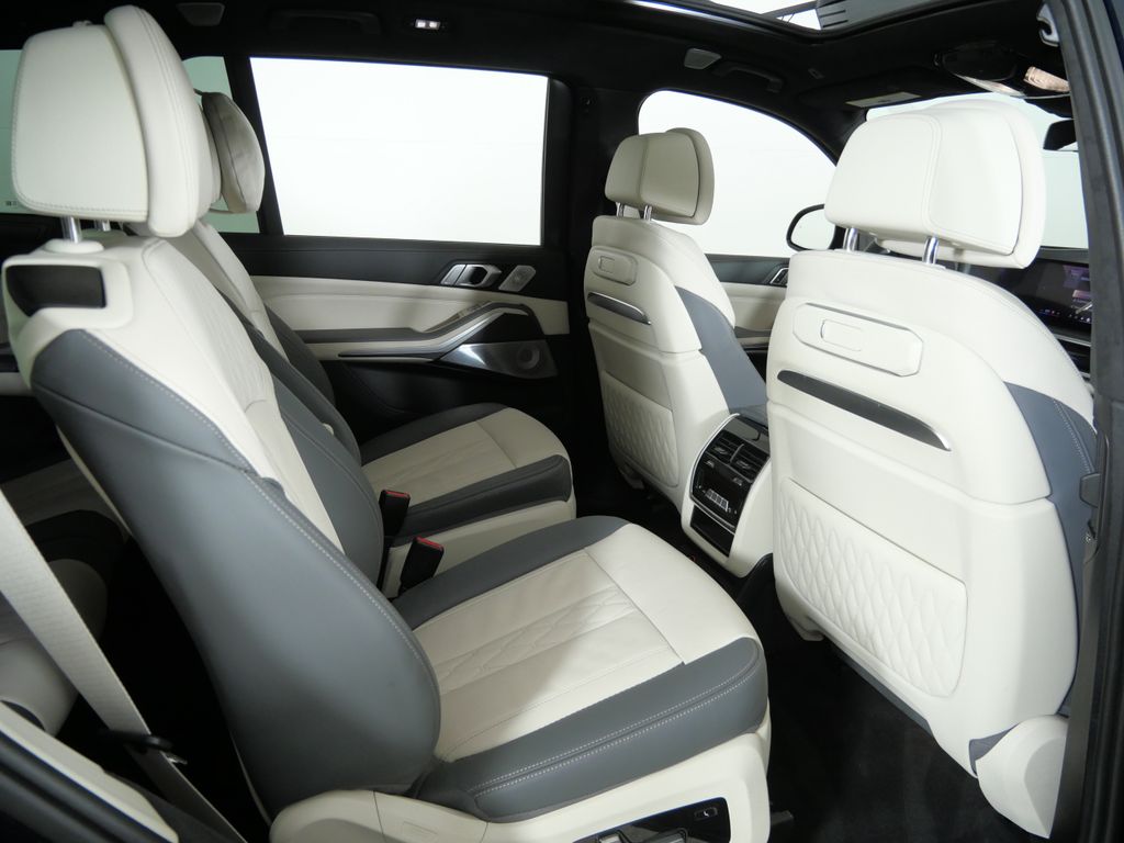 Thumbnail: 2024 BMW X7 - 12